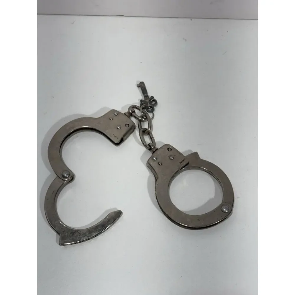 Vintage Taiwan Handcuffs with Key See Pictures‎